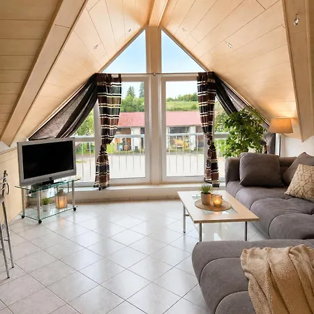 Schoene Helle Dachwohnung In Fuer 2-4 *