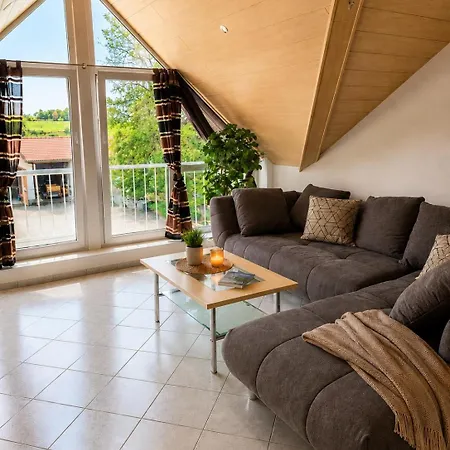 아파트 Schoene Helle Dachwohnung In Fuer 2-4 *
