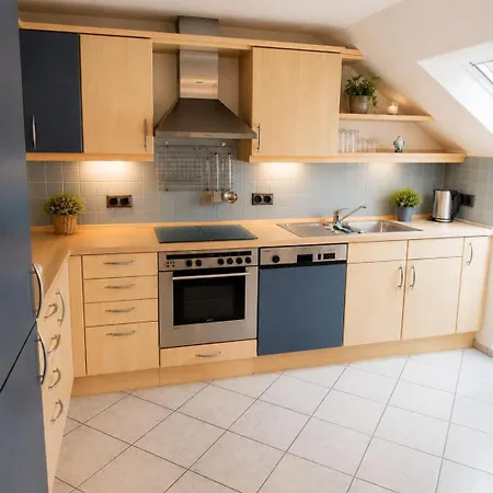 Schoene Helle Dachwohnung In Fuer 2-4 아파트 Hohenfurch