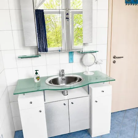 Schoene Helle Dachwohnung In Fuer 2-4 *