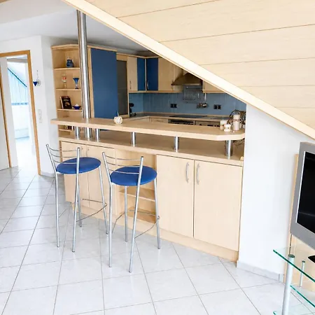 Schoene Helle Dachwohnung In Fuer 2-4