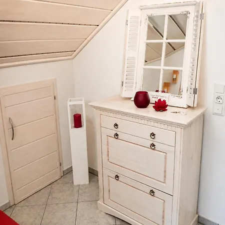 Schoene Helle Dachwohnung In Fuer 2-4 *