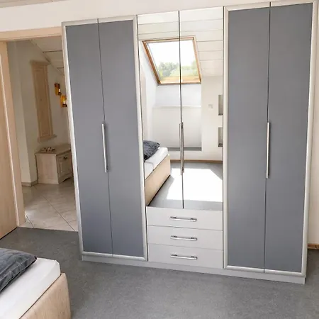Schoene Helle Dachwohnung In Fuer 2-4 *